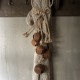5 roestige bellen aan jute touw